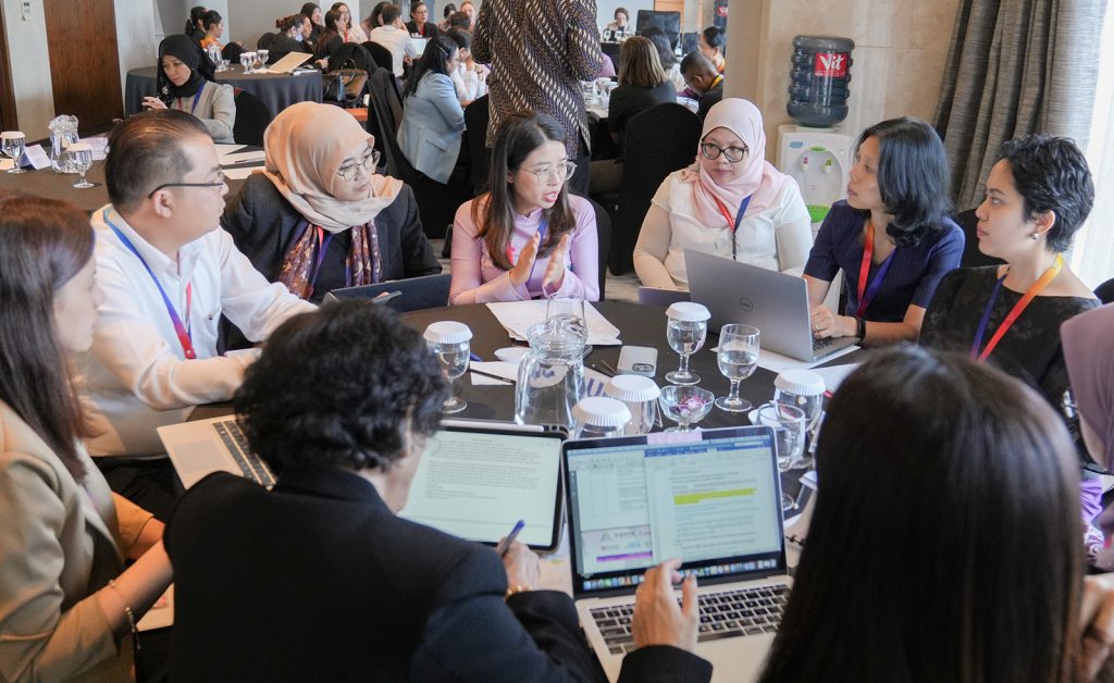 Participants are in discussion during the break-out session on 10 October 2023. Photo: UN Women/Inggita Notosusanto